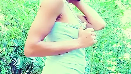 Wyld yasmin si eksibisualis cantik wyld yasmin suka pamer memek dan pantatnya di depan umum