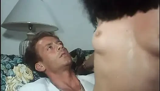Dunkelhaarige MILF wird in den arsch gefickt und gesichtsbesamt