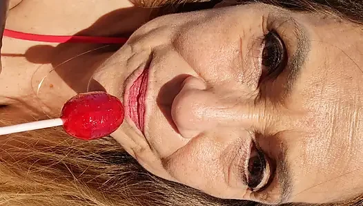 Melissa Johnson сосет и лижет Cherry Lollipop на пляже