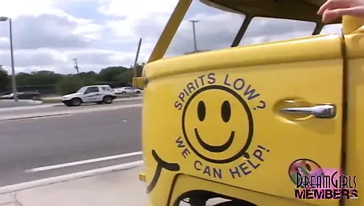 Tamamen doğal tatlı kız açık halka açık noktalarda çıplak