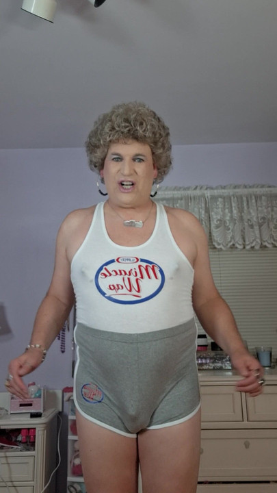 我的美味大屁股需要被撫摸和舔弄，我那小小的軟弱陰蒂需要擠壓！