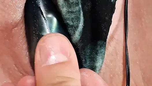 Играет с ее клитором