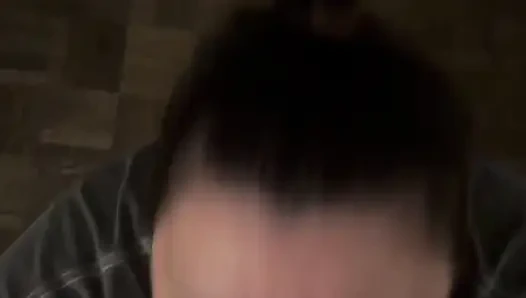 Selbstgedrehter amateur-blowjob und gesichtsbesamung ohne make-up