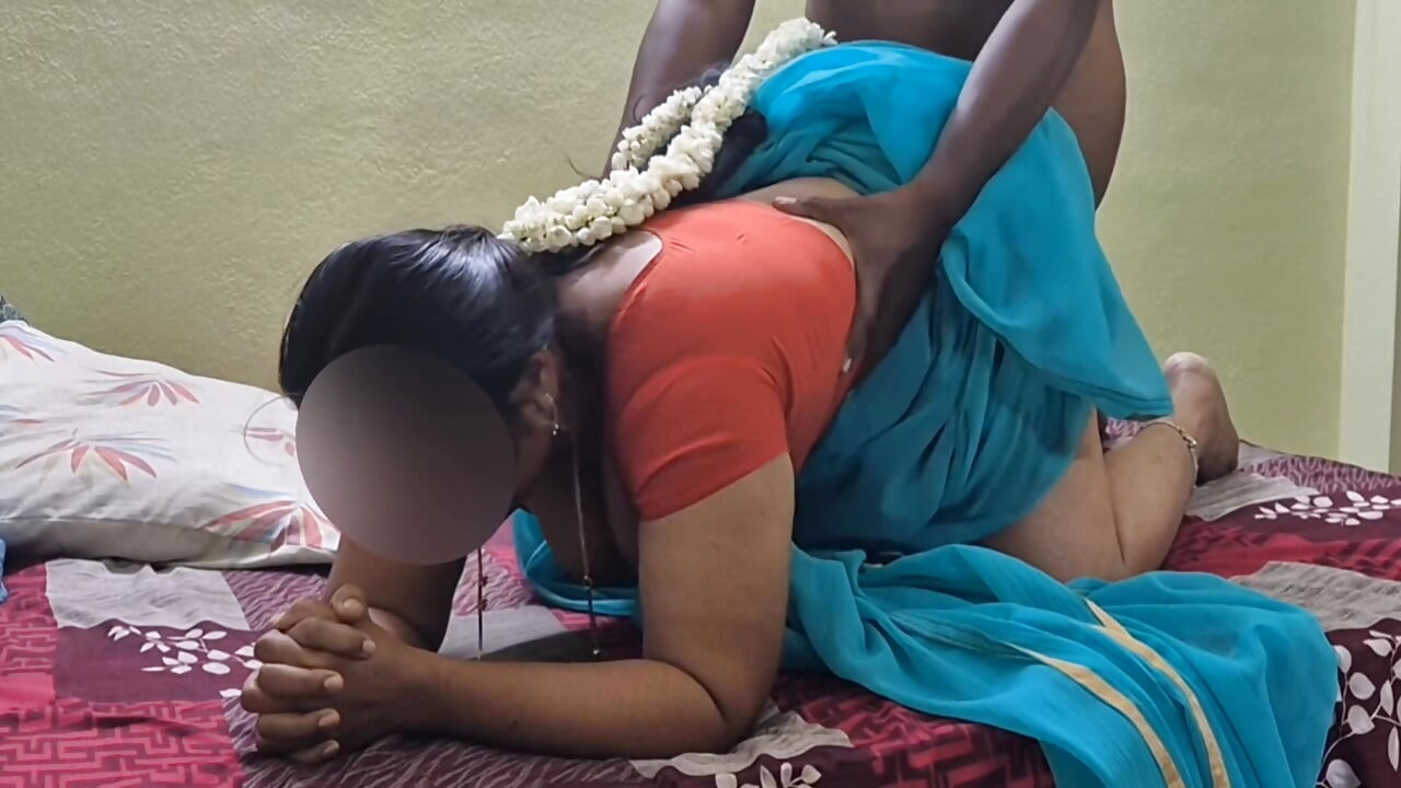 Hot Body Cheating Desi Aunty in Saree Blouse