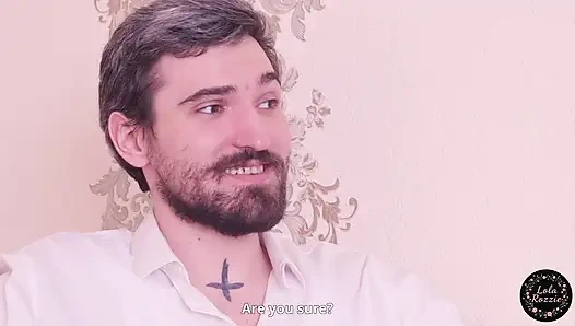 Kartu, Uang, Satu Kontol. Gadis itu kalah dari pria itu dalam permainan kartu karena menanggalkan pakaian dan disetubuhi