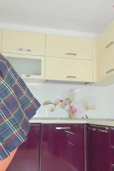 สาววิทยาลัยโดนใช้นิ้วติ้วหีจนน้ําแตก