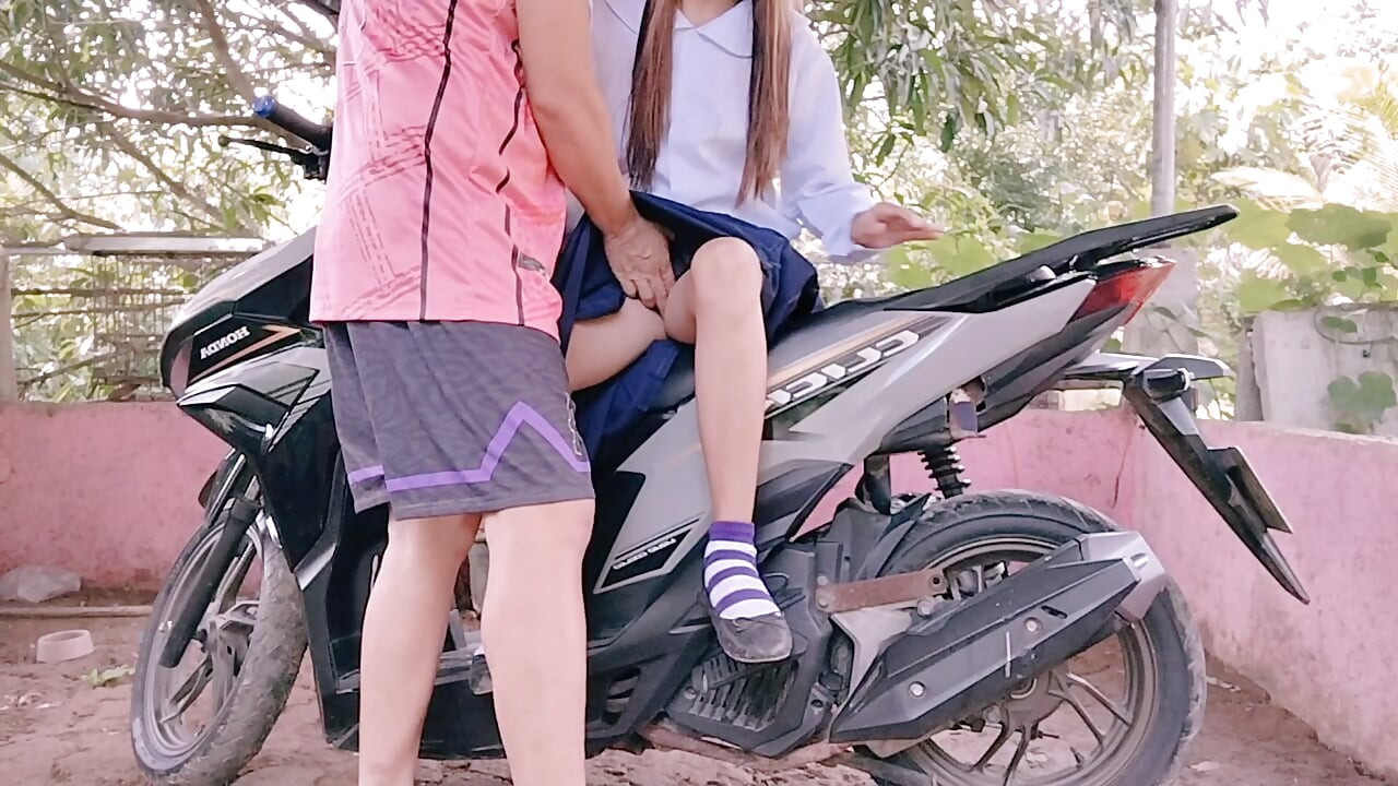 운전사가 운 좋게 18+ 학생의 처녀막을 파기하다