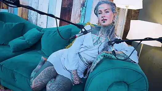 Ich spreche über F - Fear - ASMR podcast SFW spricht goth dünnes mädchen dreadlocks tattoo-modell inked mädchen