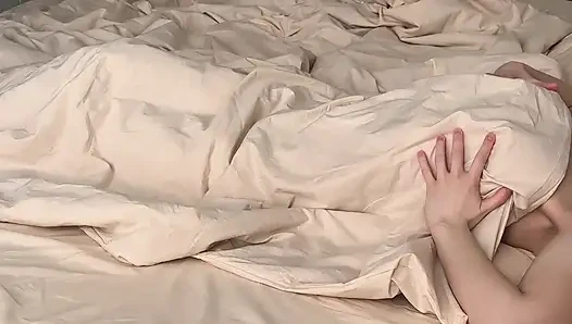 Сексуальная сводная сестра соблазняет сводного брата так, что он не может устоять и трахает ее