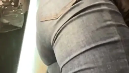 Jucielussie eating pants in public shopping
