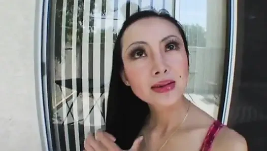 Asyalı minyon orta yaşlı seksi kadın ufacık amına büyük bir yarak alıyor