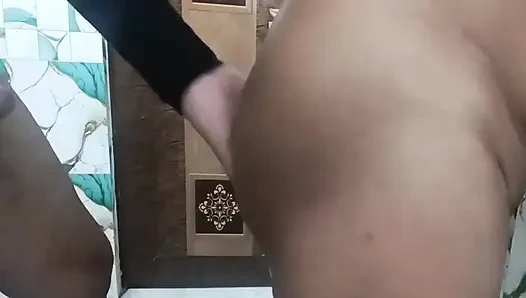 Kakak ipar desa Desi sedang berhubungan seks dengan baik di kamar mandi