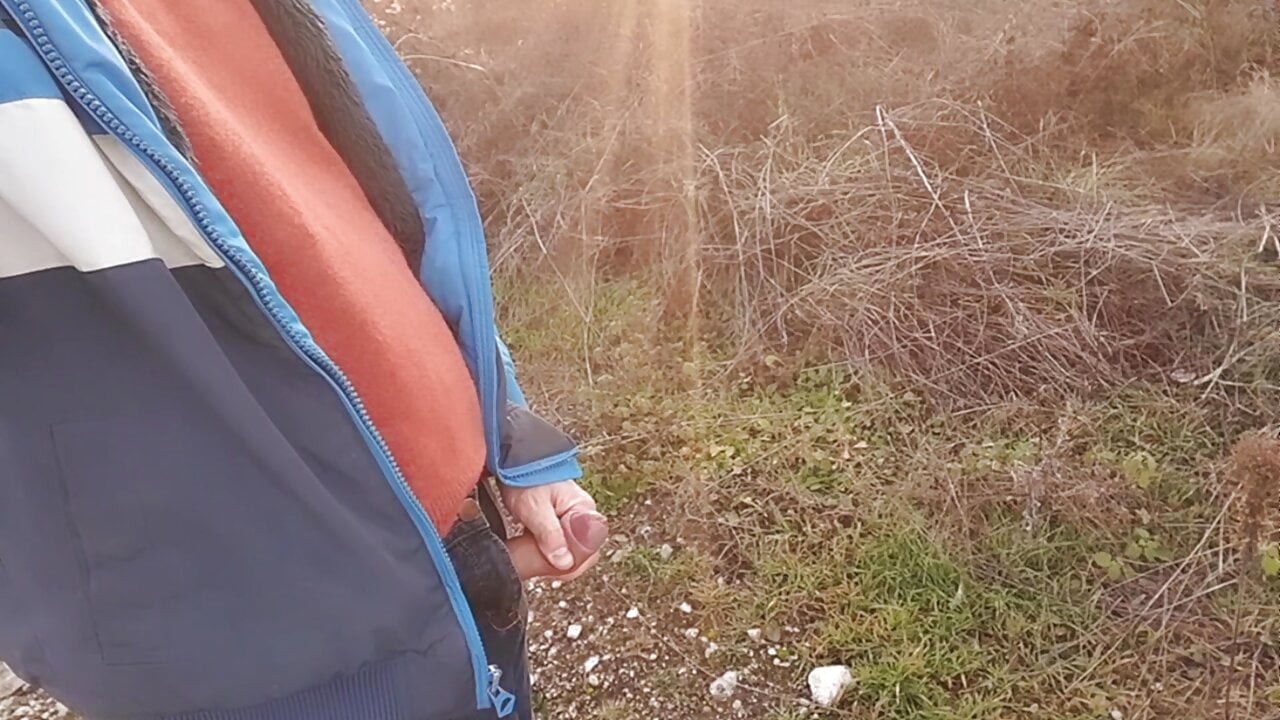 Пью пиво и писаю на улице (60fps)