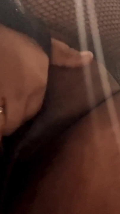 Indyjski Desi napalone bhabhi mówi brudne w hindi przed kamerą i cieszyć się w toalecie | Klip 3