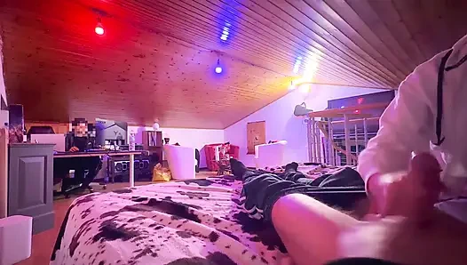 Arkadaşım 13 dakika boyunca yarağımı azdırıyor, oda arkadaşım izlerken defalarca boşalmamı durduruyor - patlayıcı son bakış açısı