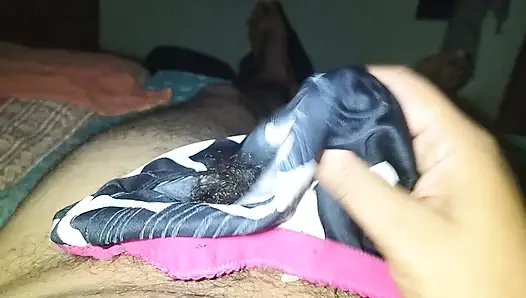 Apni beti ka panty le kar muth mara