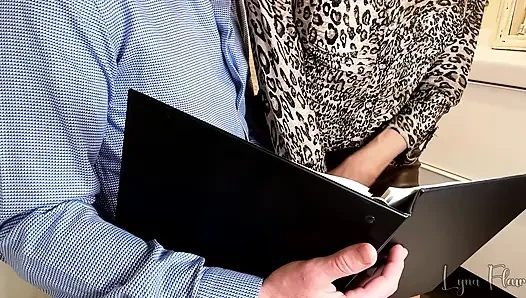 Yeni sekreterim bir koruyucu... İki kez göğüslerine ve bir kez ağzına boşalıyor
