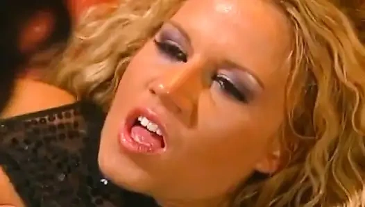 Blonde MILF lutscht dildo und fingert bis zum explosiven orgasmus