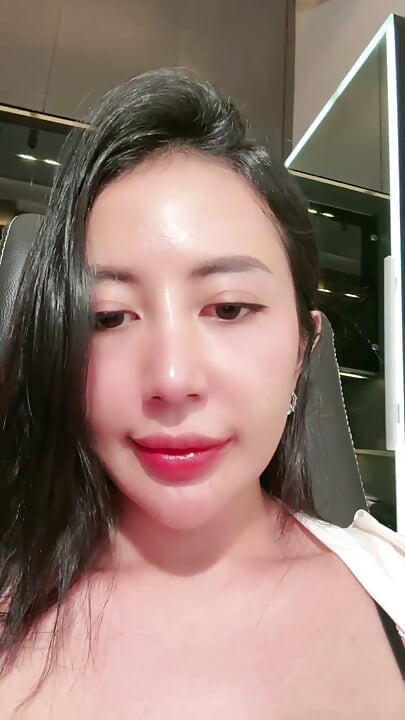 A GIRL WHO WANTS TO MAKE A VIDEO CALL