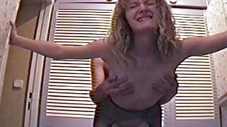 Сверхтонкой немецкой шлюшке-блондинке опрыскивают ее красивое лицо в видео от первого лица