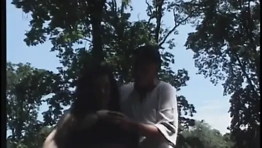 Wanita dewasa rambut cokelat dengan toket besar lagi asik ngentot di luar ruangan