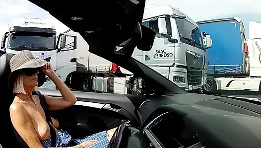 Tittenfick am dienstag mit verbundenen augen, spaß beim lkw-stopp