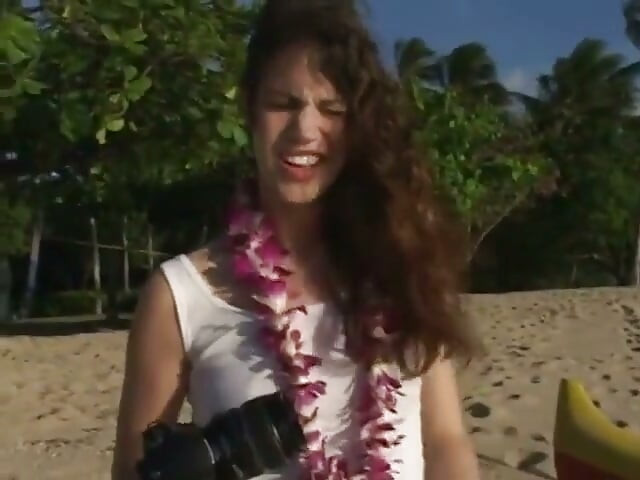Faith Leon este agățată pe plaja Hawaii, apoi futută în fierbinte
