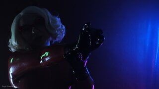 Latex Halloween, la MILF Arya Grander séduit avec des gants en caoutchouc ASMR, sons vidéo fétiche de SFW