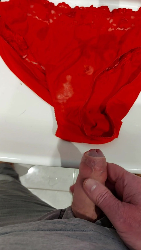 Porra na calcinha vermelha da esposa