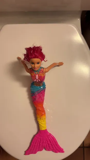 Возбужденную Монику (Barbie Rainbow Fashion Mermaid) обкончали!