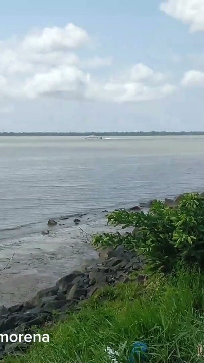 在河邊迎風張開雙腿 | 片段 1