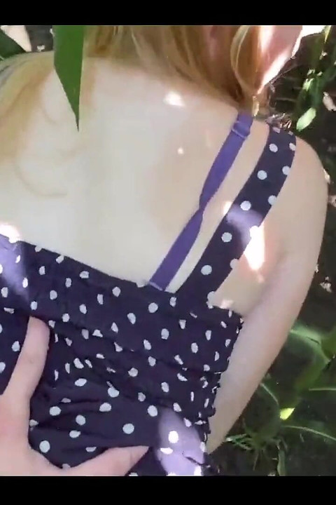 Fode uma garota em um campo de milho - sexo ao ar livre