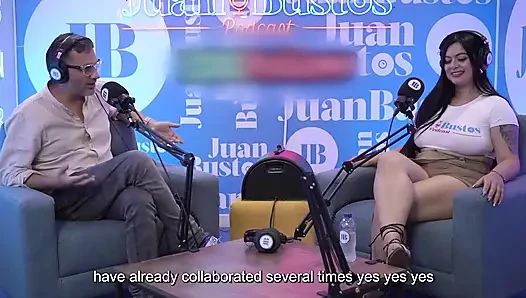 Doğal büyük memeli orta yaşlı seksi kadın Antonella Jones ateşli bir podcast'te büyük zenci yarağıyla sikişiyor