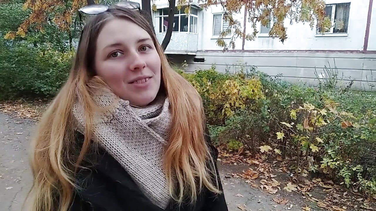 Fodendo uma universitária na entrada