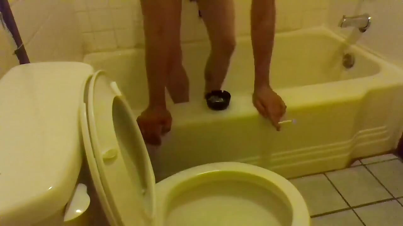 Pișare în toaletă în picioare în cadă