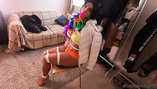 Cewek semok latina diikat dan disumpal dengan gags yang berbeda! Pas lagi pakai feather boa dan fur parkas yang berbeda (hd)