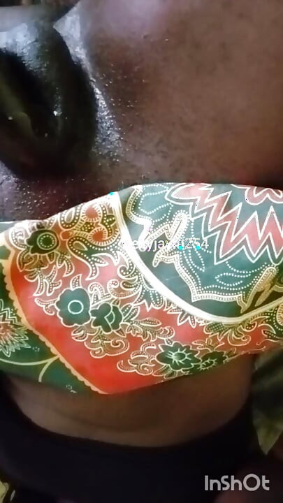 Crossdresser masturbando seu pau preto até gozada doce