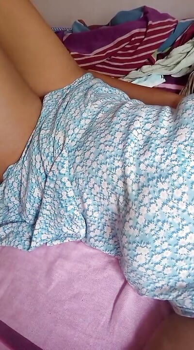 Cewek sange ini lagi asik masturbasi itilnya sampai orgasme intens