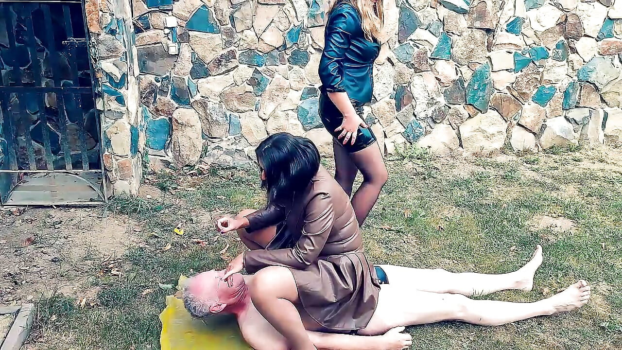 Toilet training outdoor in the grass