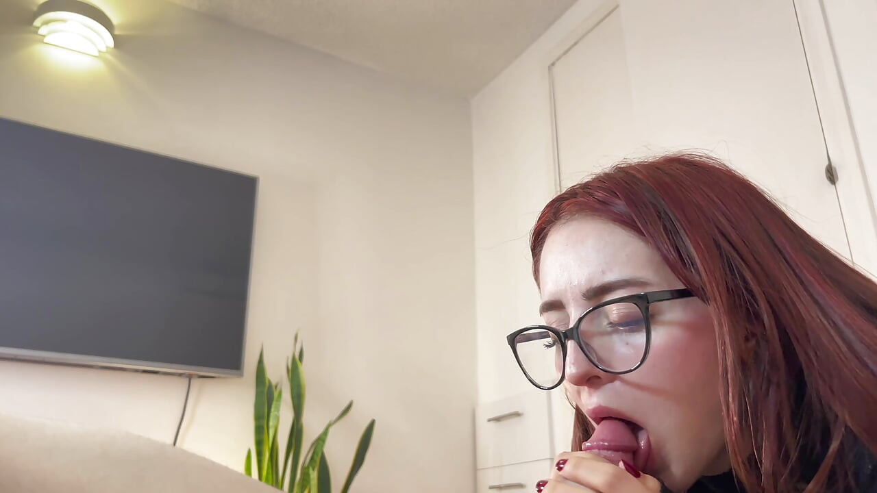 19-jarige roodharige zuigt aan mijn pik en slikt mijn sperma door