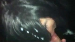 Сексуальный кроссдрессер сосет член и принимает камшот на лицо