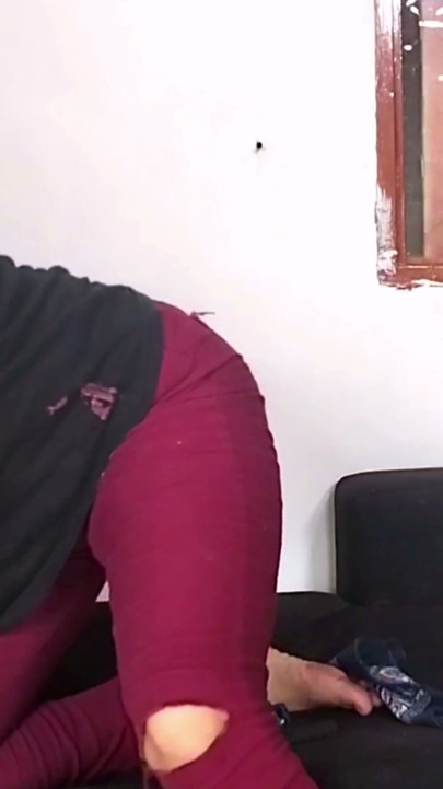 Bu orta yaşlı seksi kadın twinks'i sikmeyi seviyor | Klip 1