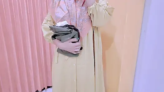 Maid trapped by employer recorded on video while changing clothes in the toilet