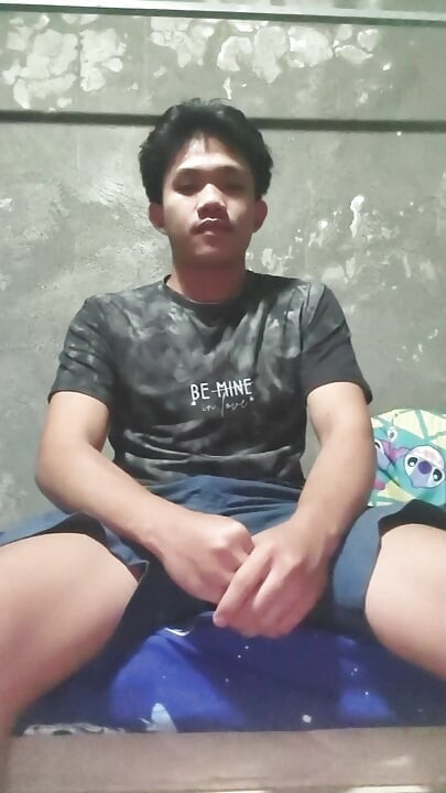 Pinoy twink hot lagi asik ngocok sampai dicrot di dalam!