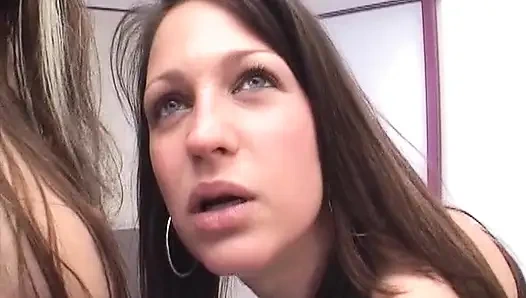 Zwei atemberaubende lesbische schätzchen aus frankreich haben spaß