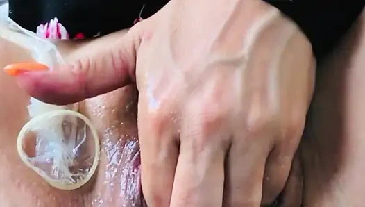 Saya mengosongkan kondom penuh air mani di dalam mobil. Tayangan slide foto untuk Anda. Video ini tersedia di faphouse. Tina