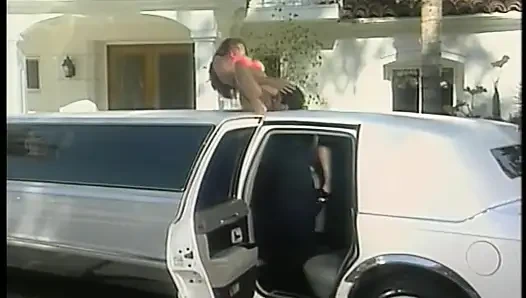 Sexy schlampe mit schönen titten wird auf dem rücken einer limousine gefickt