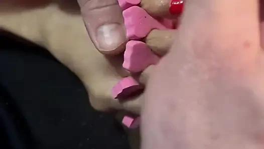 4.5 beden ayaklarını boyatıyor