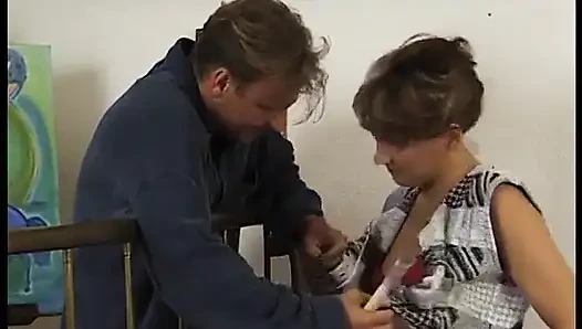 Küçük memeli olgun bal yatakta adamın sikinden tatlı sikişten sonra boşalıyor