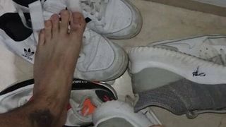 Latino trampelte mit seinen Schuhen